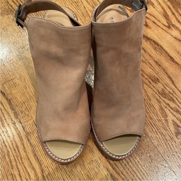 Chinese Laundry Caleb Suede Stacked Heel Sandals Brass Buckle Nude Size 8 - Picture 4 of 15